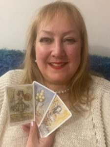 Di Challenor - Channels Messages & Reads Tarot